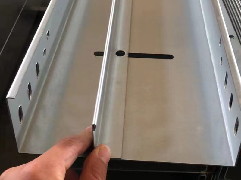 可拆卸隔板式桥架