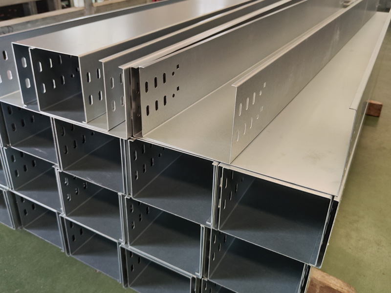 无花镀锌槽式桥架