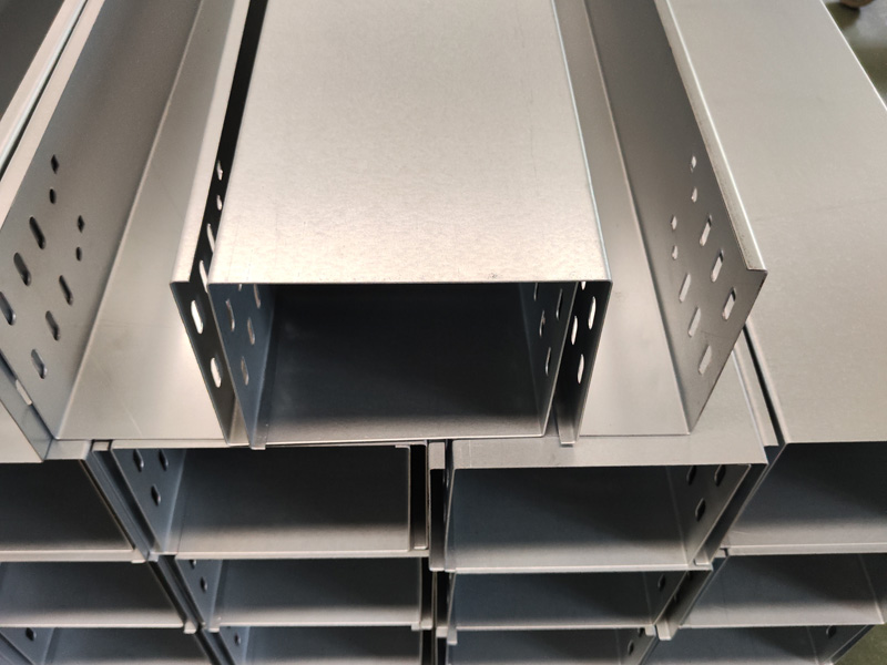 无花镀锌槽式桥架